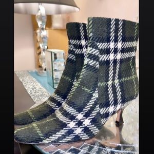 Gorgeous Vintage Burberry Kitten Boots
